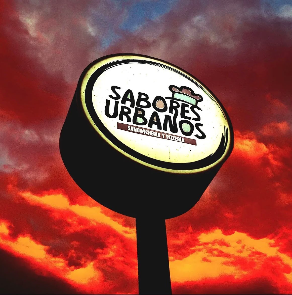 Letrero de Sabores Urbanos al atardecer